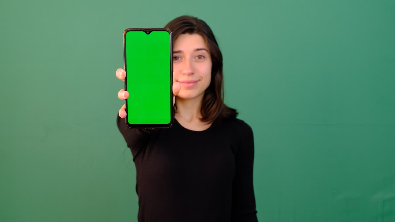 mujer mostrando la pantalla del teléfono