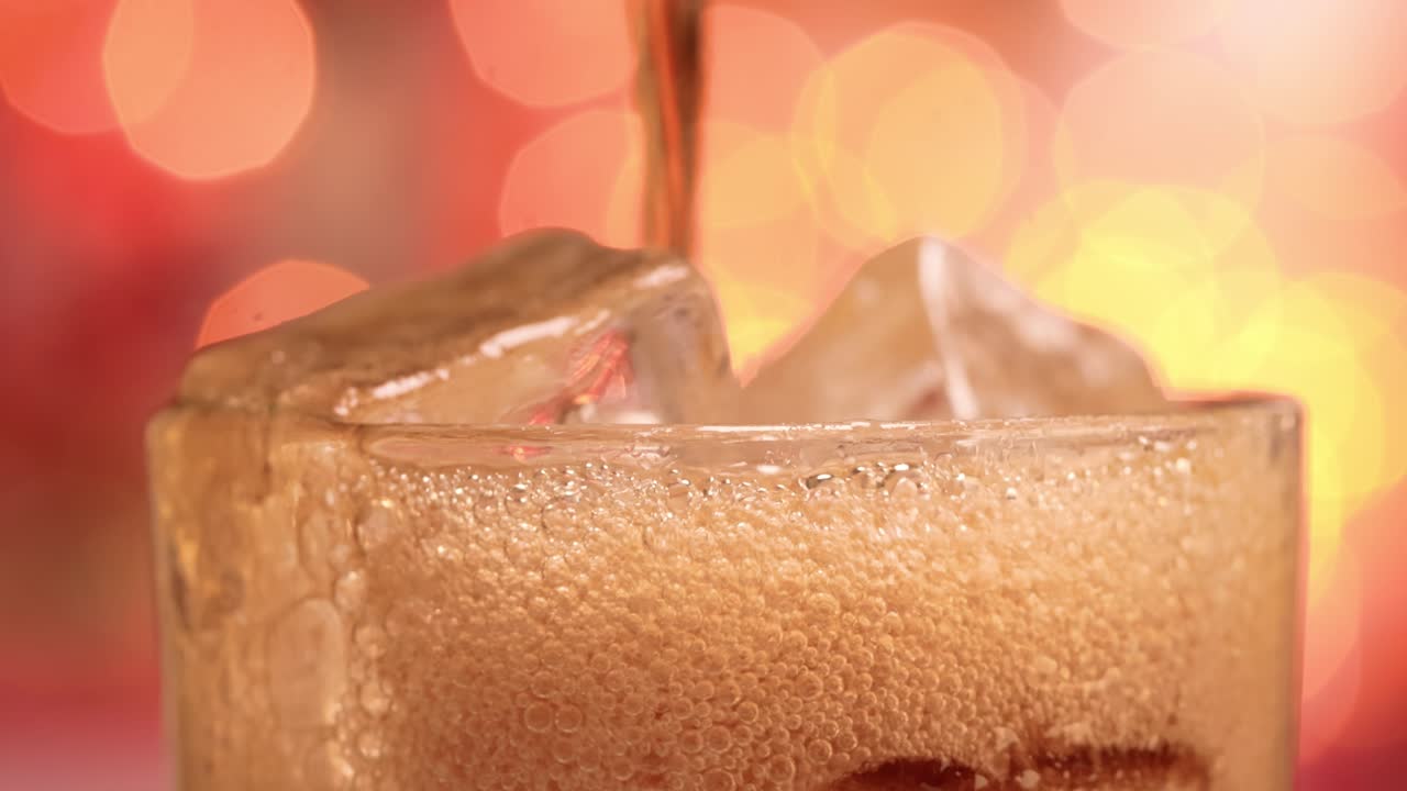 콜라 잔. 얼음 콜라와 스플래싱 거품 느린 움직임 흐릿한 빛에, 흐릿한 배경.