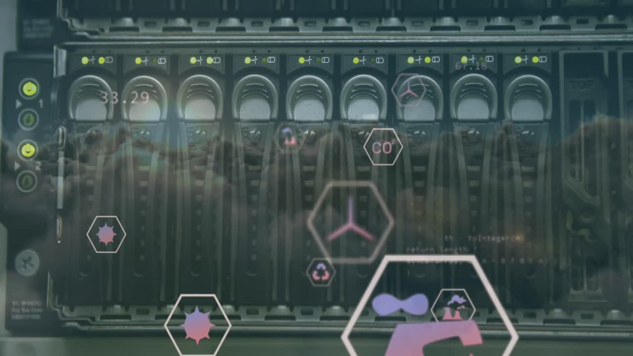 컴퓨터 서버를 통해 데이터 처리를 하는 금융 아이콘의 애니메이션