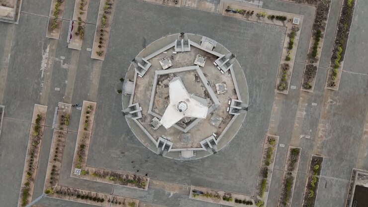 Imágenes aéreas sobre el monumento conmemorativo Win Win, Phnom Penh, Camboya. Imágenes de dron cenital girando alrededor del lugar de derecha a izquierda.