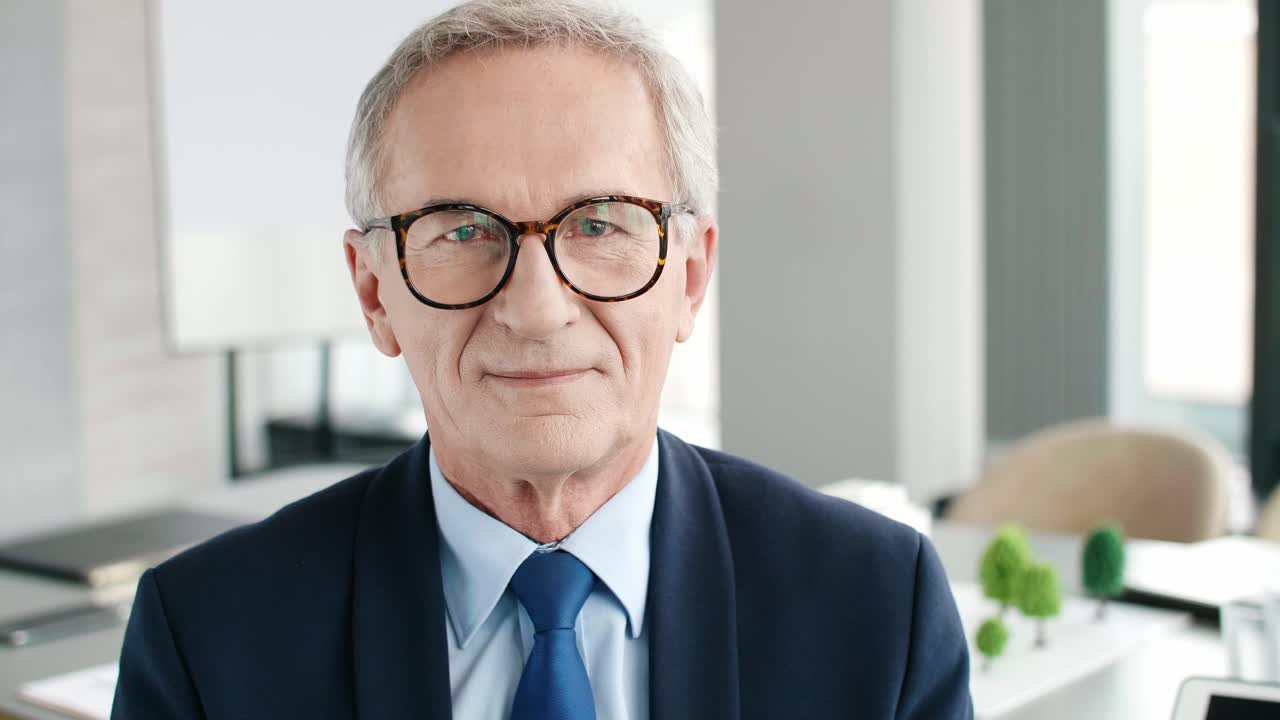 Portrett av senior forretningsmann på kontoret