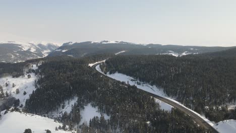 Straße-Im-Verschneiten-Berg