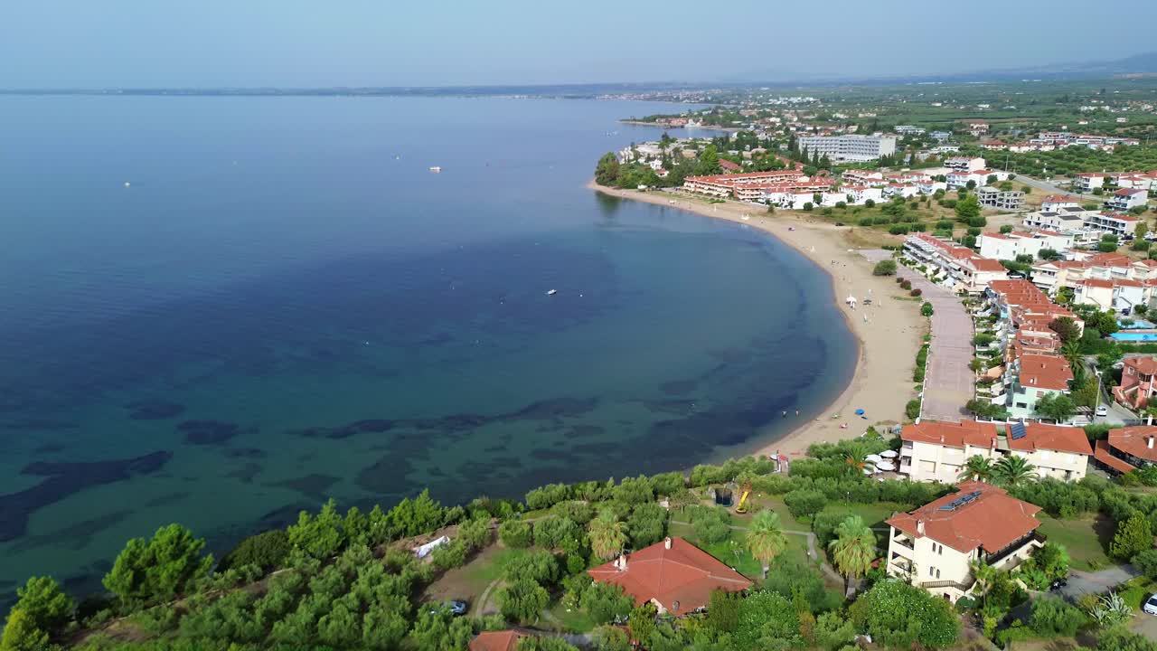 contempla el encanto de la playa de gerakini, yerakini, halkidiki, grecia, en un video de avión no tripulado de 4k tomado durante las horas del día