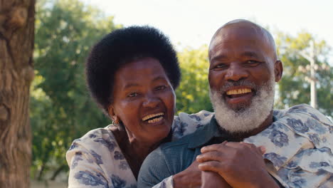 Retrato-De-Una-Amorosa-Pareja-De-Ancianos-De-Pie-Y-Abrazándose-Al-Aire-Libre-En-El-Parque-Jardín-O-En-El-Campo