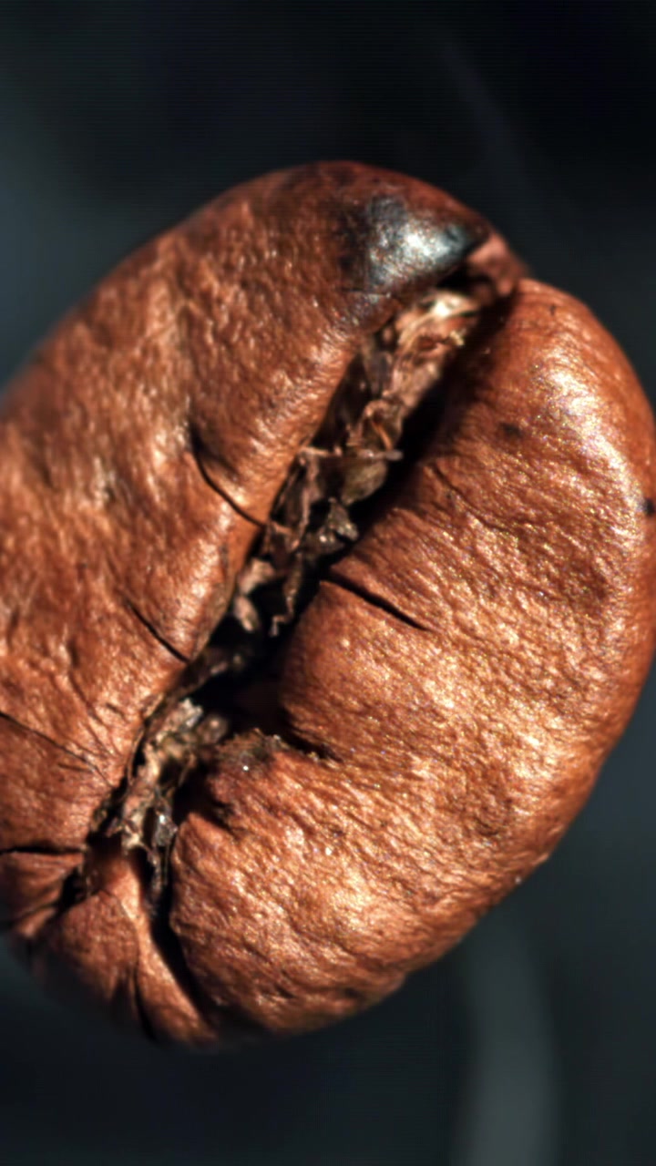 Scatto macro dettagliato di un chicco di caffè caldo che emette vapore