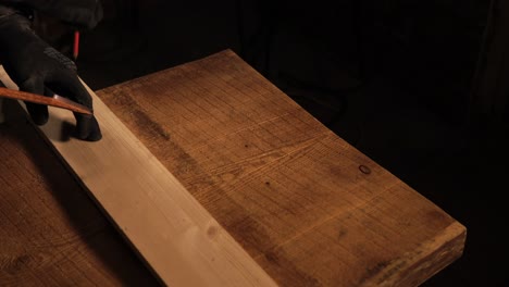 proceso de trabajo de la madera: lijado de una tabla de madera