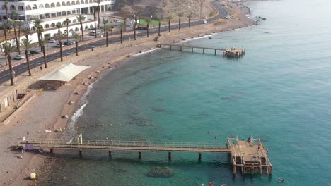 Türkisfarbenes-Holzpflaster-Am-Princess-Beach-Eilat