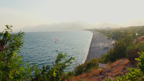 Impresionante-Vídeo-En-4k-De-Una-Playa-De-Arena-En-La-Costa-De-Antalya,-Turquía