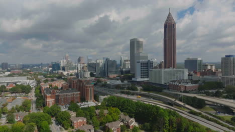 Paisaje-Urbano-Con-Edificios-De-Oficinas-De-Gran-Altura-Y-Vehículos-Circulando-Por-Una-Vía-De-Varios-Carriles