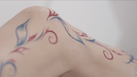 diseño floral temporal en la pierna