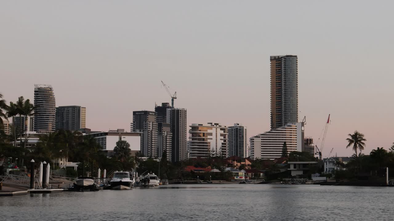 해가 지는 동안 도시 스카이 라인의 타임 라프스
