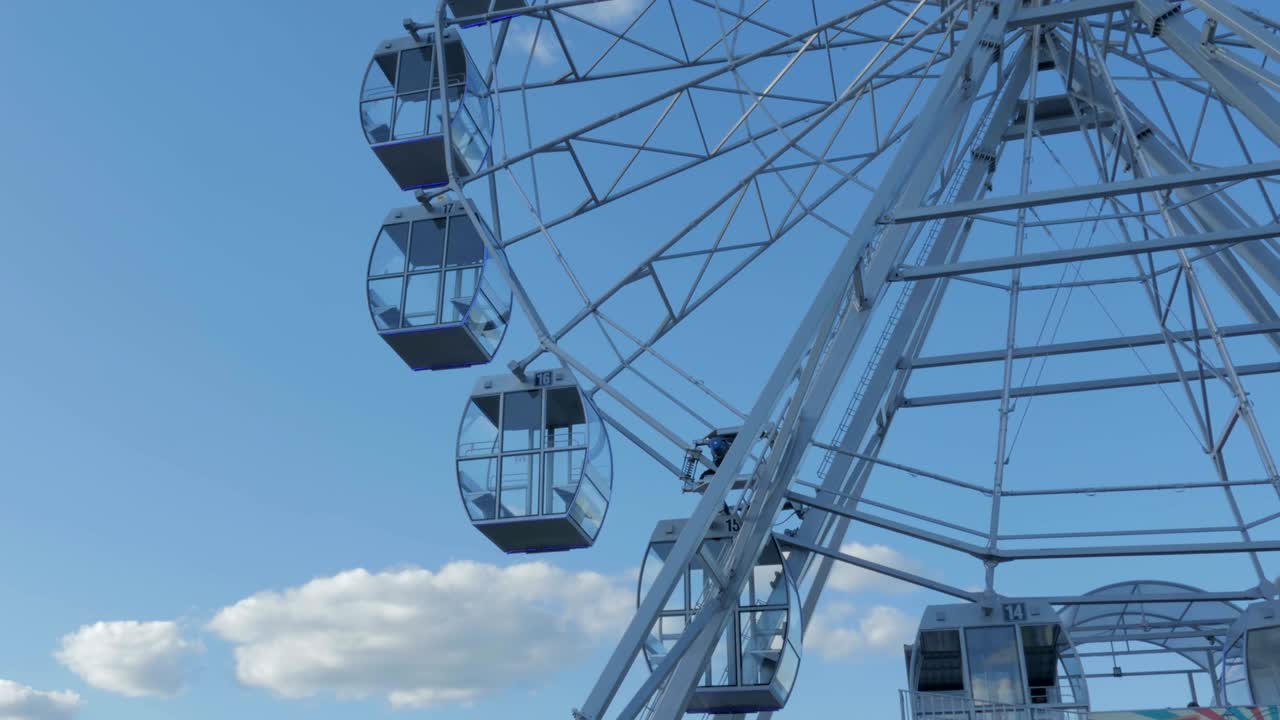 колесо обозрения на синем небе.