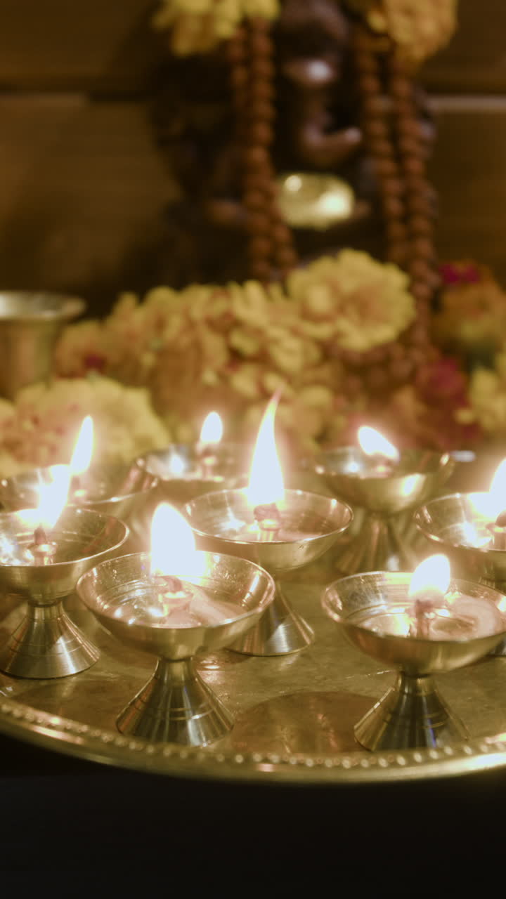 Estátua de Ganesha com velas e flores para o Diwali