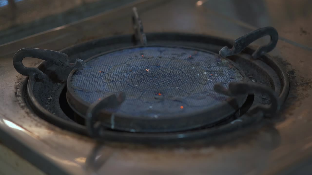 가스 오래된 스토브를 켜고 끄는 것