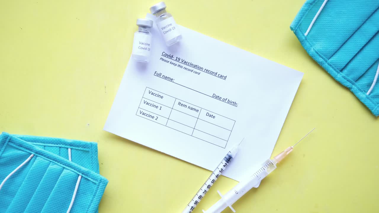 tarjeta de registro de vacunación contra la covid-19 y suministros