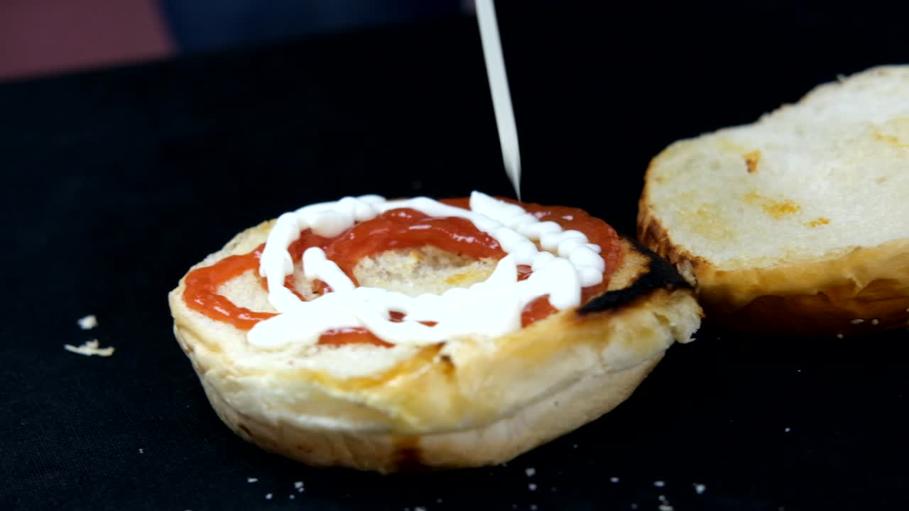 햄버거 에 소스를 는 것