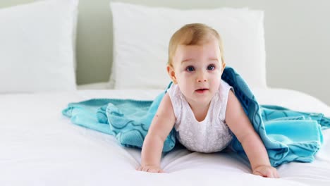 linda niña sonriente en la cama