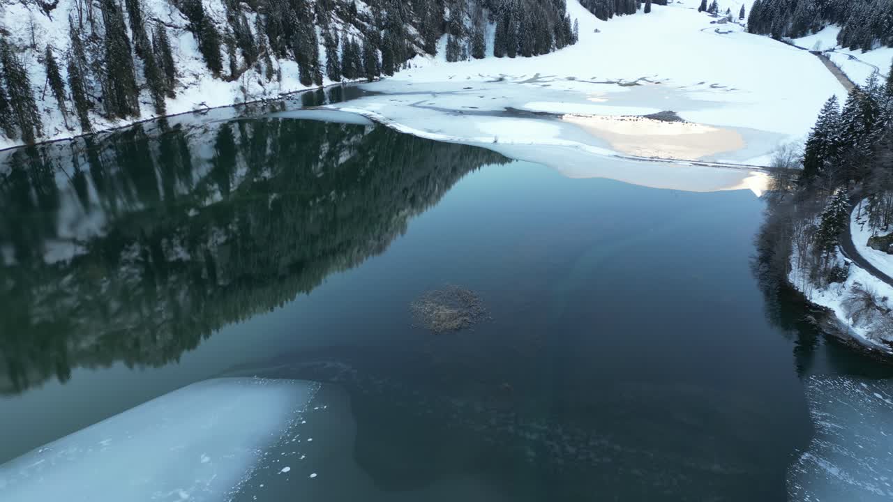 오버시 글라루스 스위스 (obersee glarus switzerland) 는 아래로 기울어져서 위험한 파란조류를 발견한다.