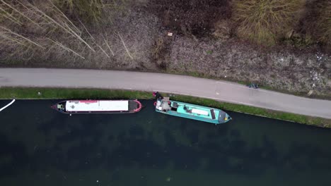 Parkschiffe,-Die-Am-Pier-Mit-Versunkenem-Motorboot-Unter-Wasser-Andocken