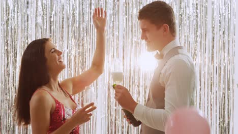 Young-couple-drinking-champagne