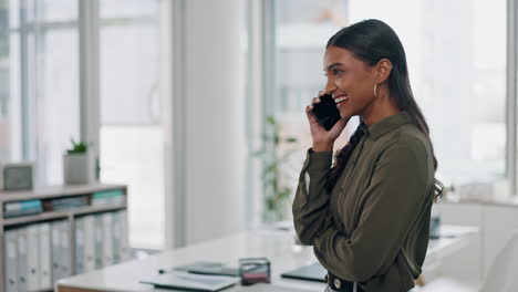 Lachen,-Reden-Und-Frau-Telefoniert