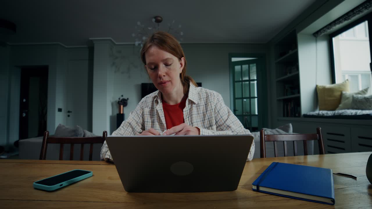 mujer trabajando desde casa en la computadora portátil