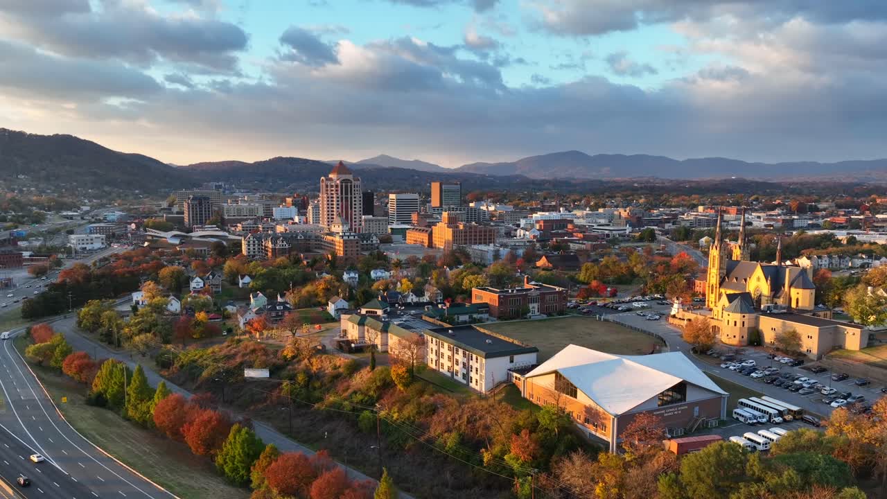 roanoke, virginia durante la hora dorada del amanecer