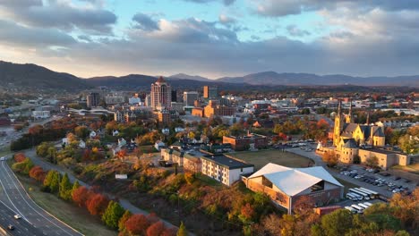 roanoke, virginia durante la hora dorada del amanecer