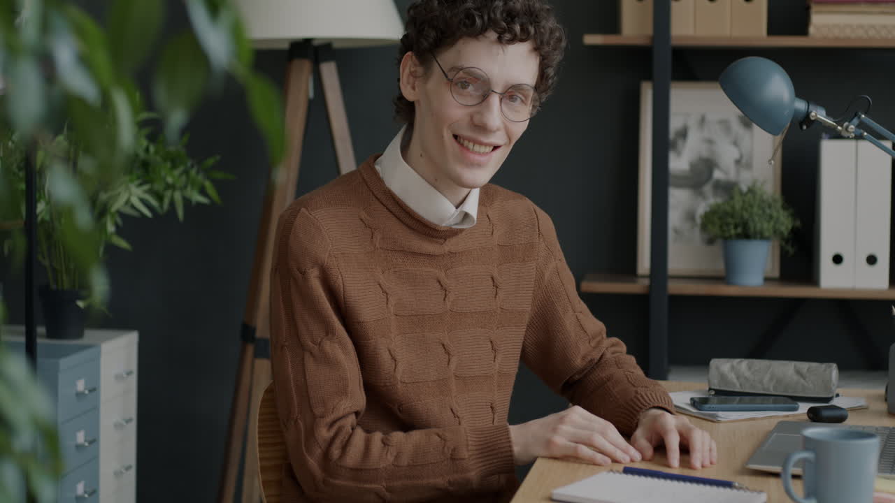 hombre sonriente que trabaja en la oficina