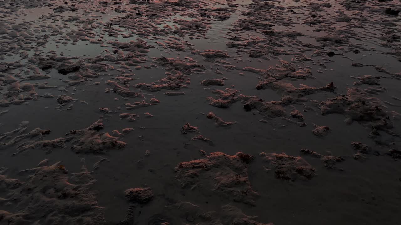 vista inclinada de la playa de arena y los colores maravillosos del cielo en la puesta de sol en la temporada de verano la ciudad costera la vida rural y el reflejo del hermoso paisaje en el estanque de agua en el tiempo de marea nubes vívidas
