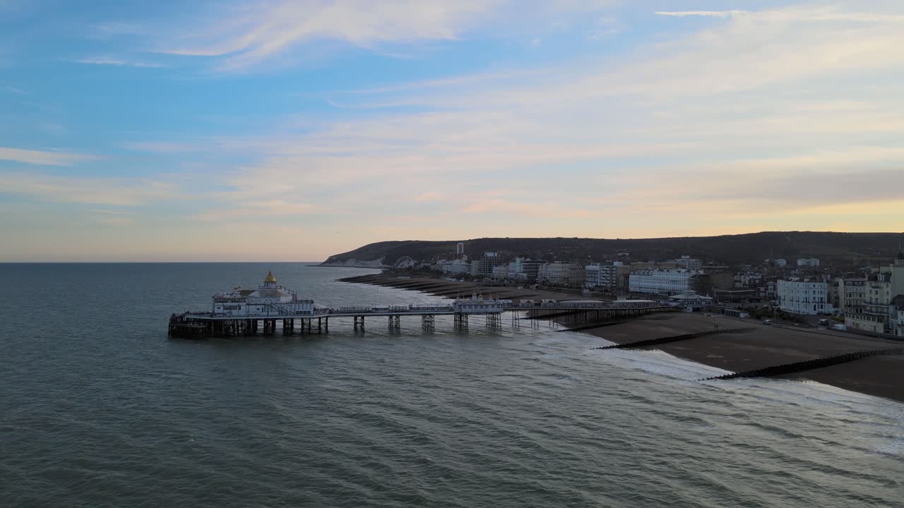 muelle y ciudad de eastbourne al atardecer sussex uk vista aérea 4k