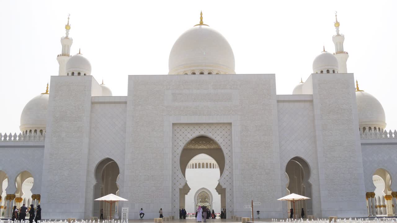 la mezquita principal fuera de la entrada vista 4k uae