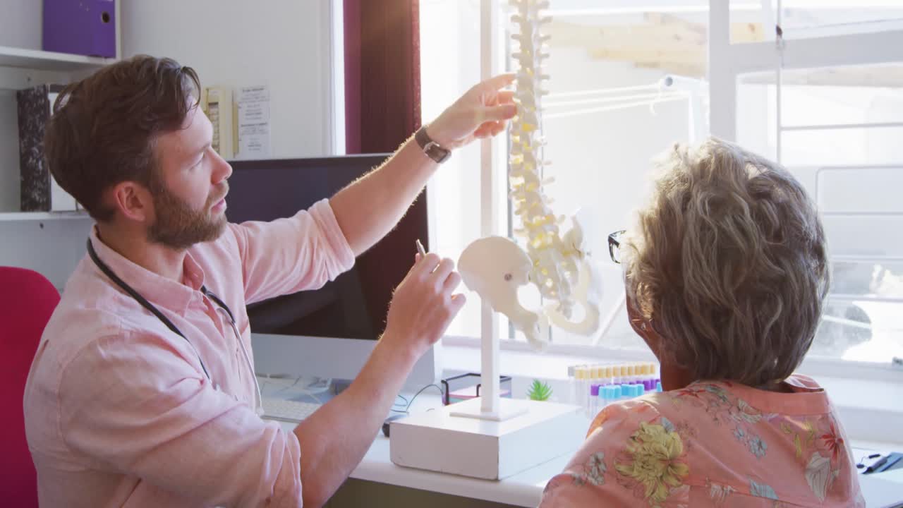 노인 집 에서 노인 여자 를 검사 하는 의사