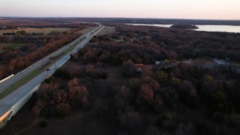 Imágenes-Aéreas-Volando-A-Lo-Largo-De-La-Avenida-Del-Pueblo