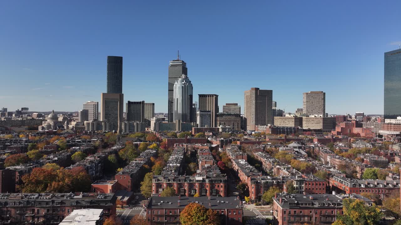 Skyline della città di Boston, Massachusetts, ripresa aerea con drone del Prudential Center a Back Bay.