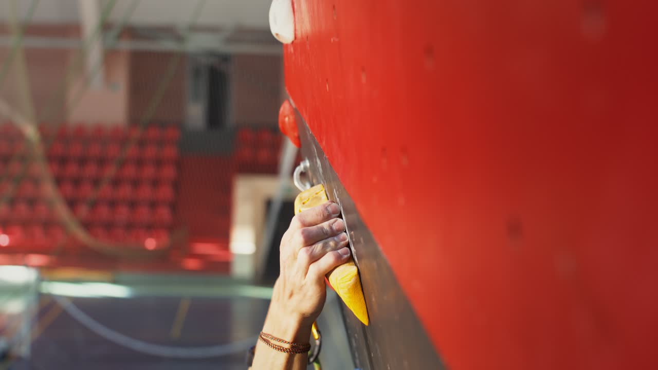 escalada en roca en la pared de escalada interior