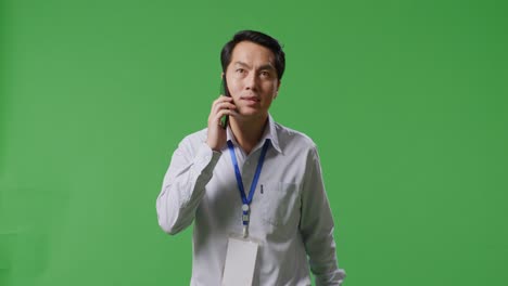 녹색 화면에서 스마트폰으로 말하는 남자