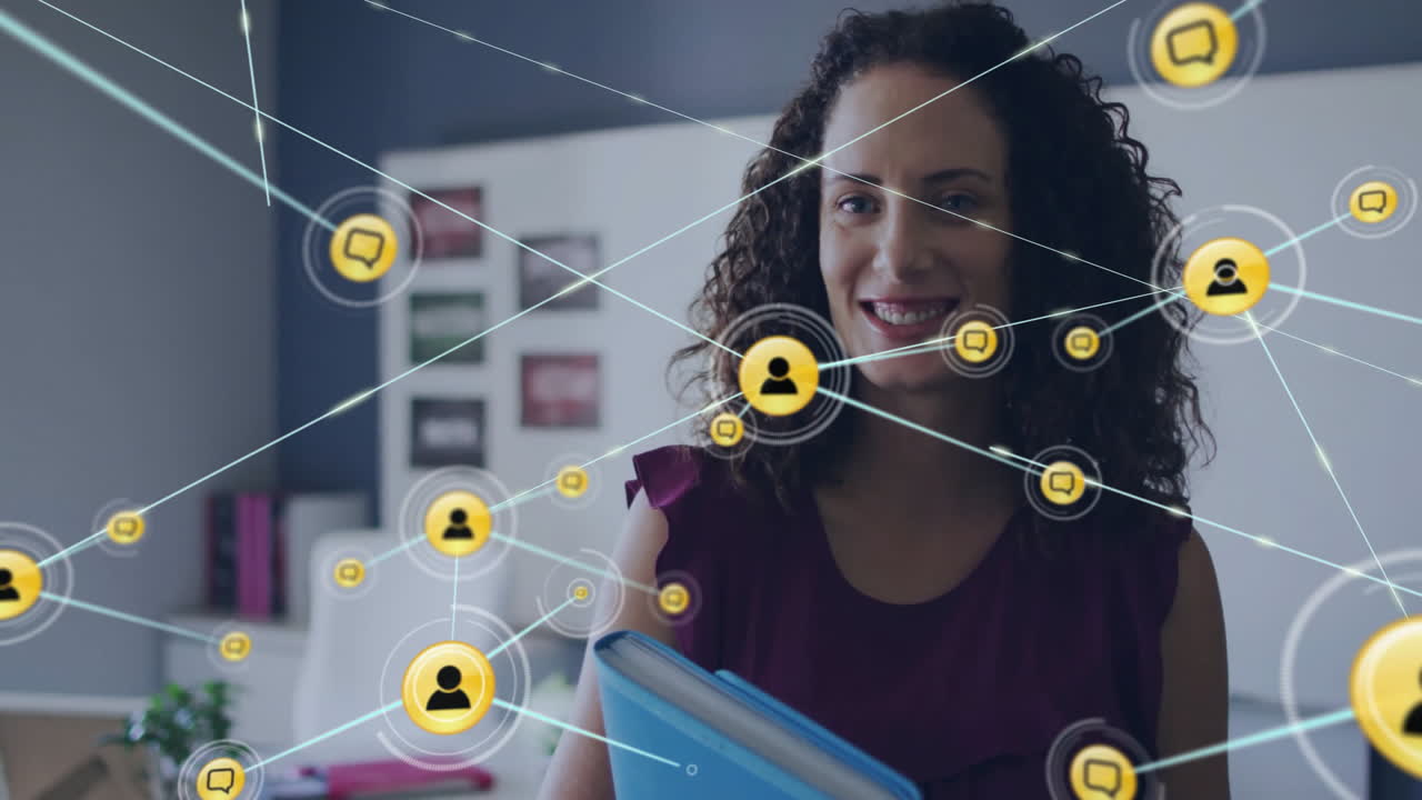 animación de la red de conexiones con las personas íconos sobre la maestra biracial