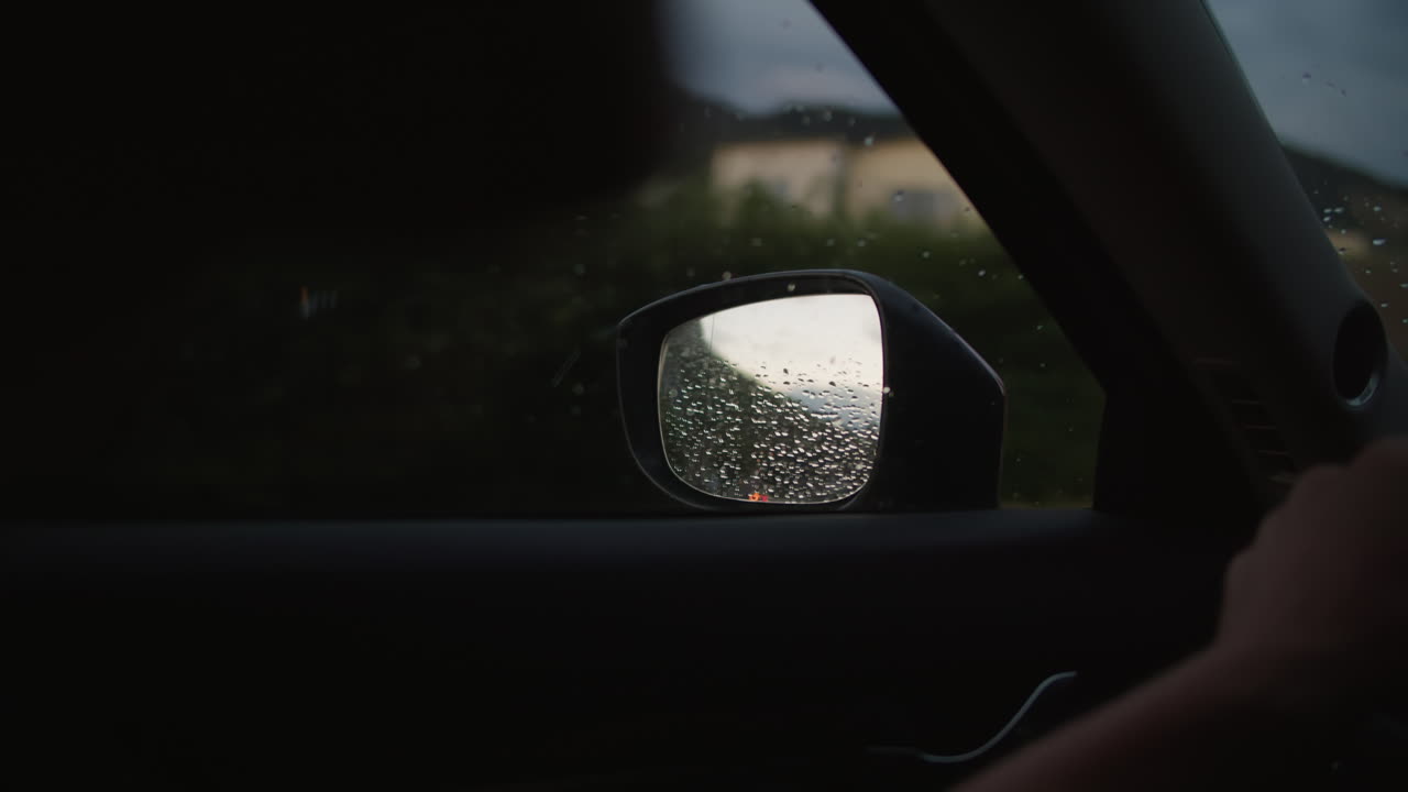 비가 오는 밤 운전 - 자동차 거울에 반사