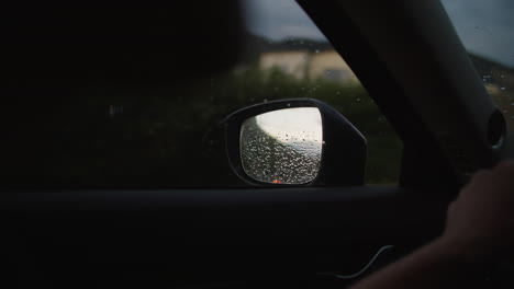 conducción nocturna lluviosa - reflejos en el espejo del coche