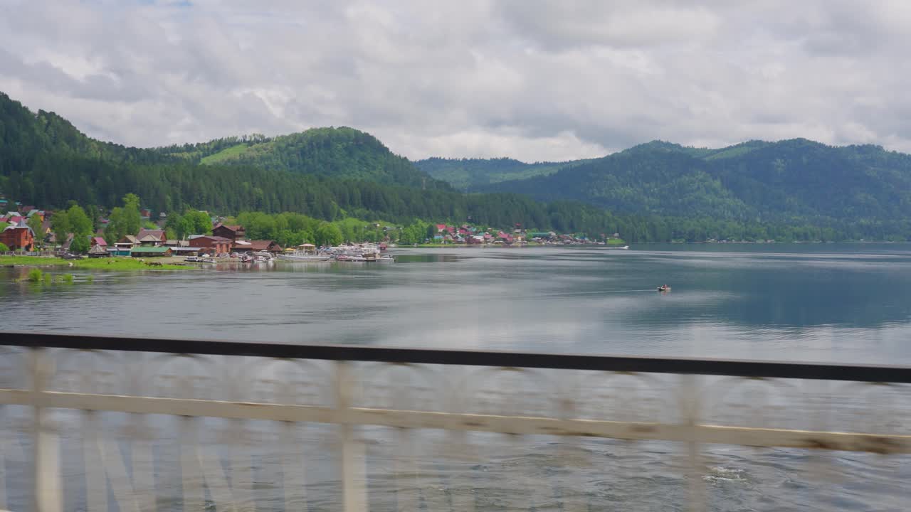 Vista del villaggio sul lago di montagna dal ponte