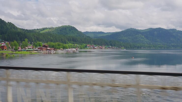 Vista del villaggio sul lago di montagna dal ponte