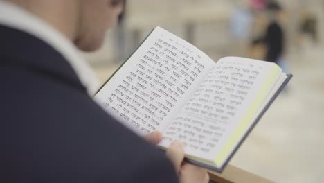 jewish man reading a prayer book