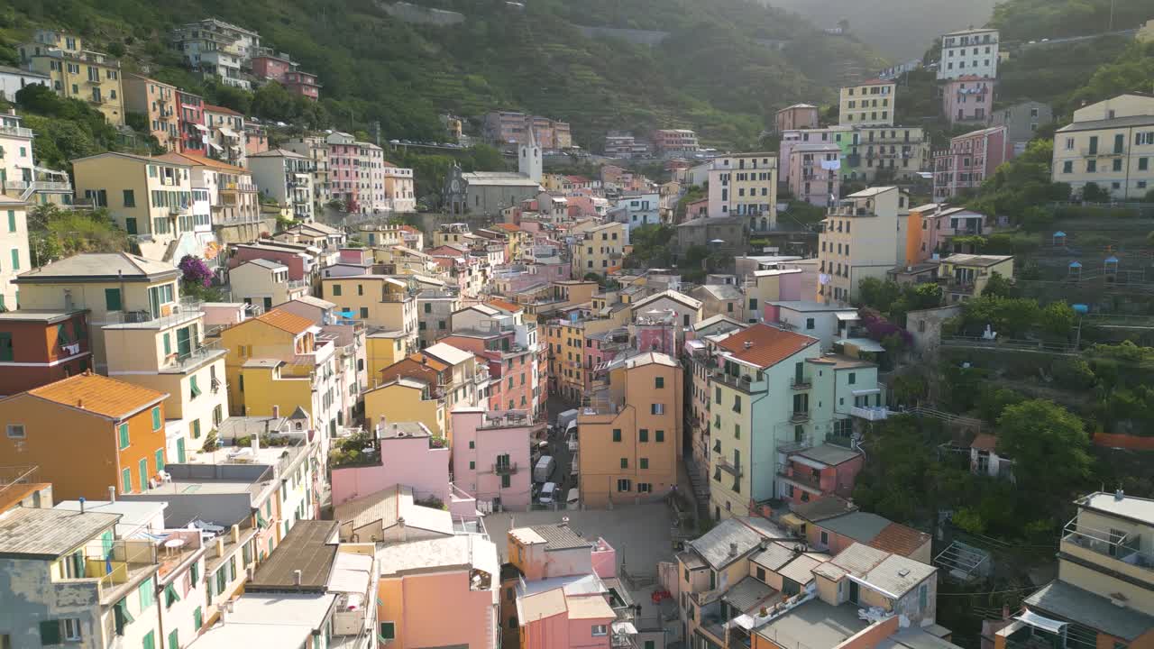 이탈리아의 리오마지오레 (riomaggiore, cinque terre) 위에서 촬영된 영화적 설립 드론