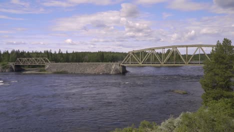 un viejo puente de tren sobre un río en suecia