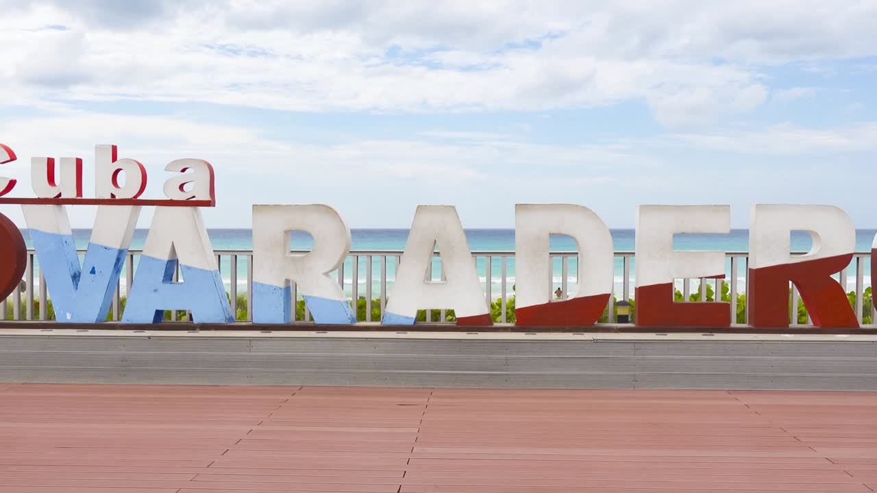 signo de varadero con corazón en la playa en cuba, tiro de panorámica