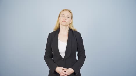 mujer de negocios asintiendo a la cámara. aprobación.