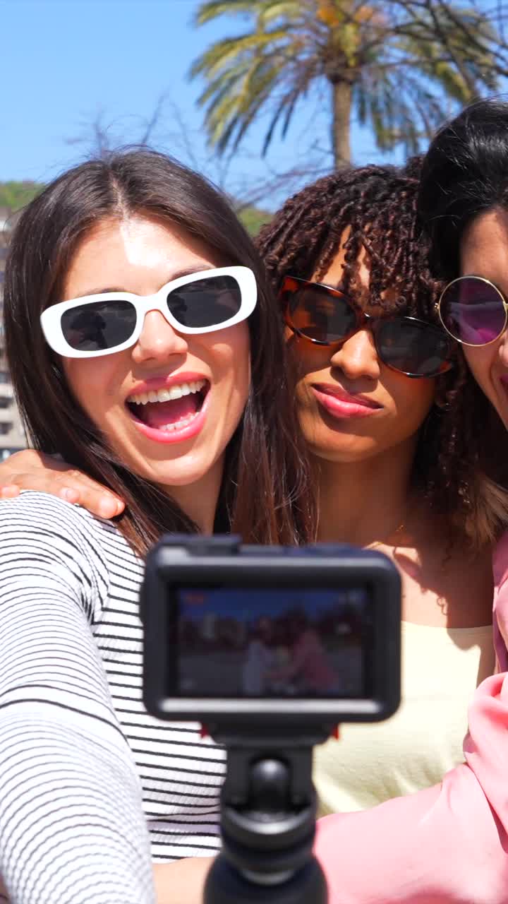 Tre donne che si fanno un selfie con una action camera