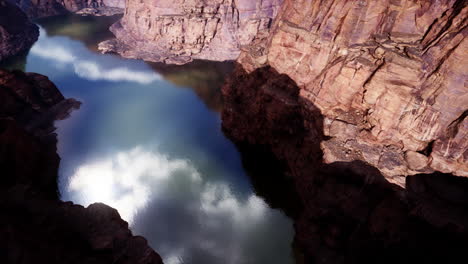 vista aérea de un cañón con un río que fluye a través de él