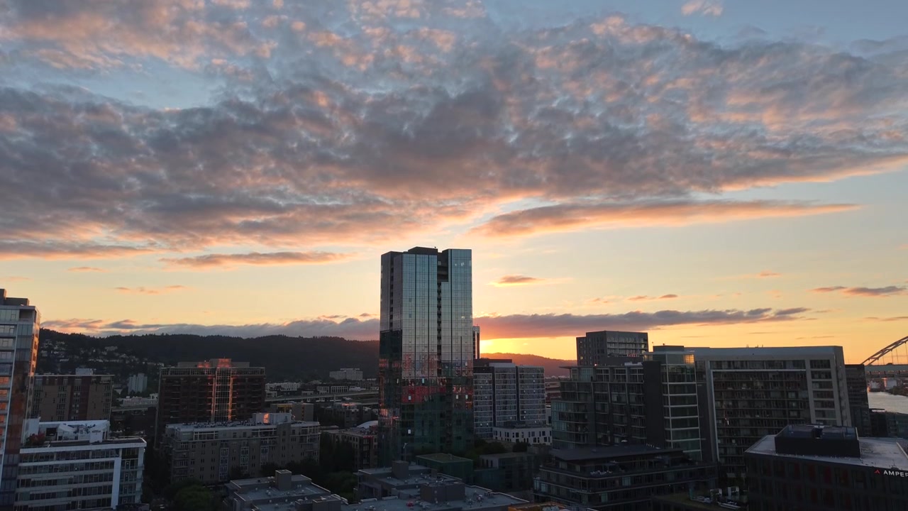 Luftfoto af Pearl Districts skyline ved solnedgang i Portland